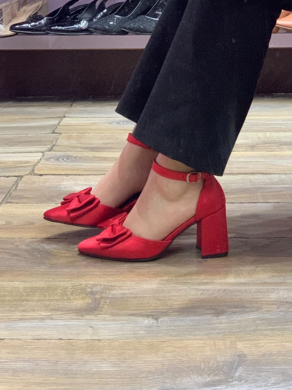 Tacones con plataforma rojos con moña