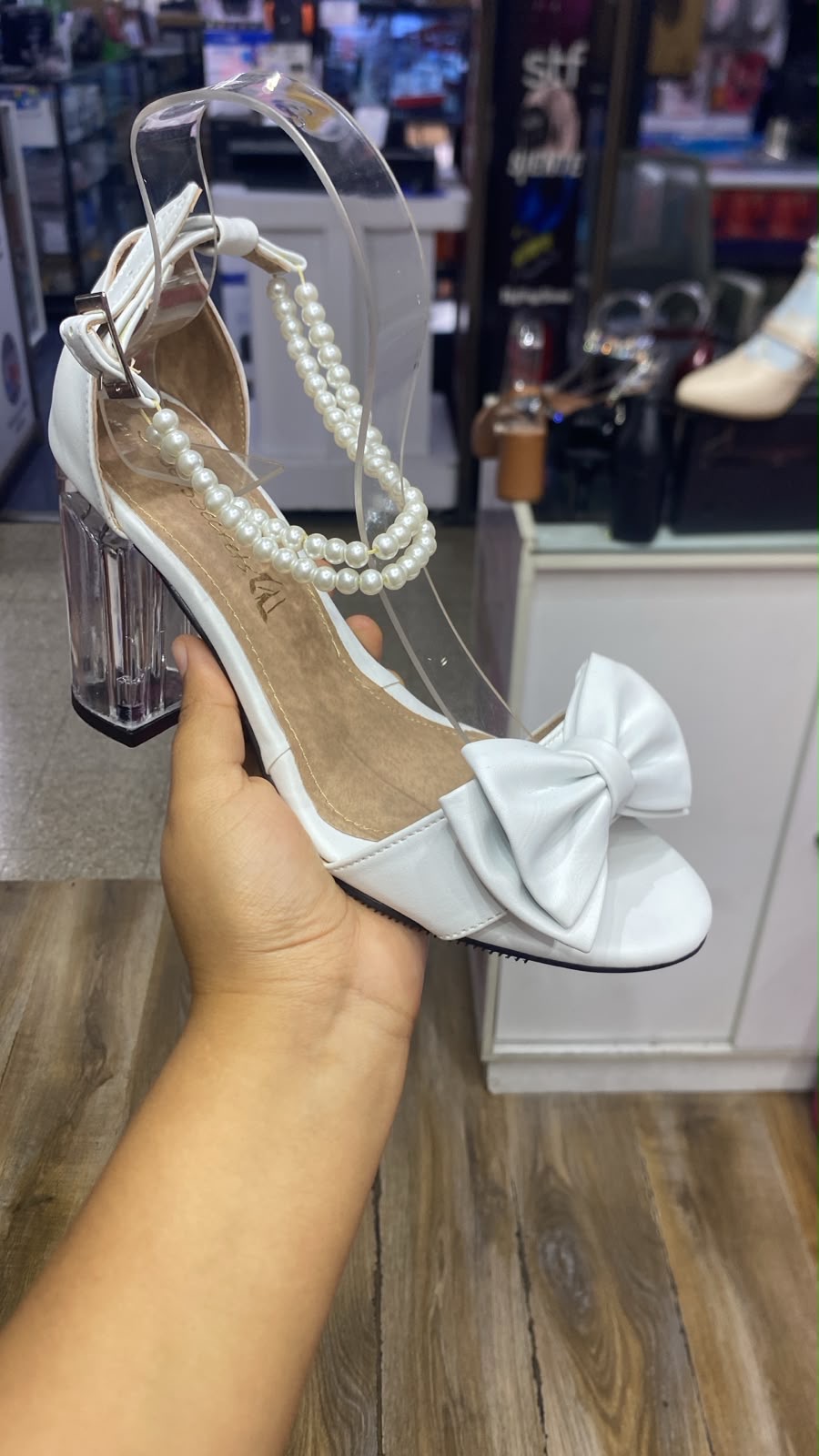 Tacones blancas transparente con perlas