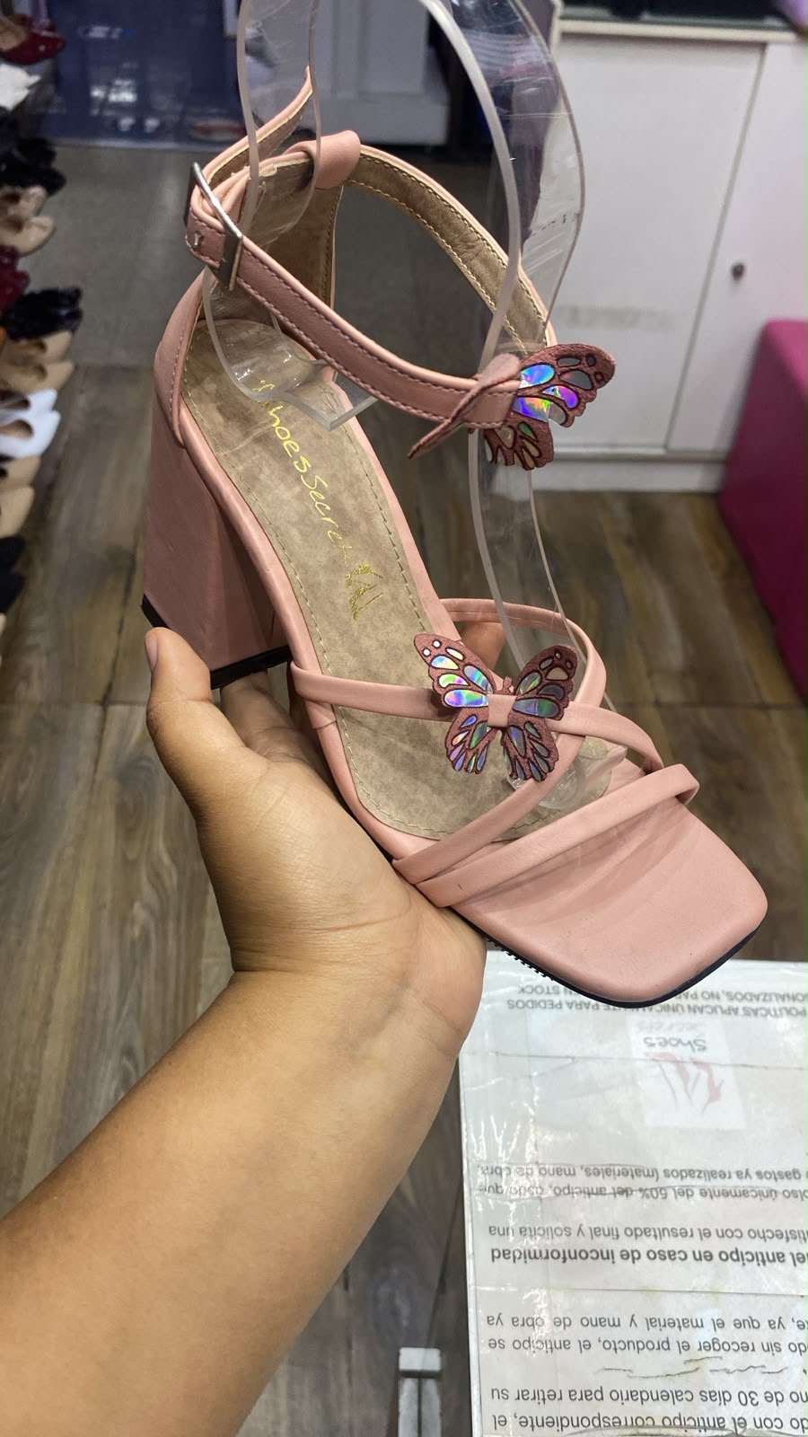 Tacones con detalles de mariposas