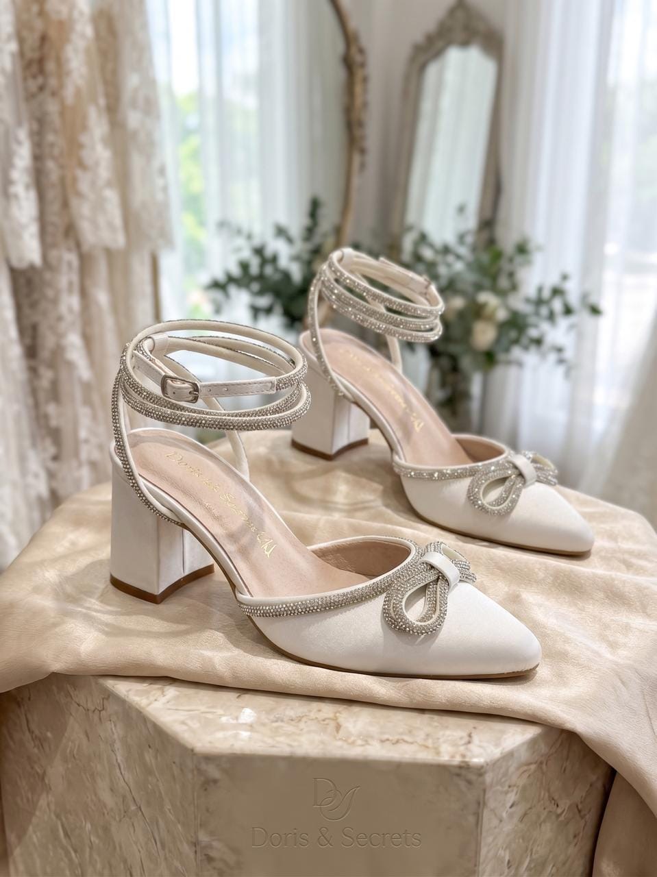 Tacones elegantes con pedrería y moño